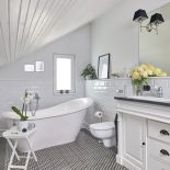 łazienka na poddaszu z wanną