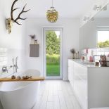 biała łazienka z wanną styl skandynawski