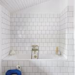 biała łazienka ze skosem