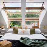 biała sypialnia z czarnymi dodatkami