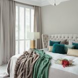 Na łóżku marki Meridiani: futrzana narzuta z Decolor, poduszki z Nap i Miloo Home. Stojąca lampa z Archidzieła.