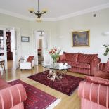 Białe fotele i stoliki art deco przyjechały z Krakowa, lampka w tym samym stylu - z Broniszy. Kanapy kupili