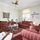 Białe fotele i stoliki art deco przyjechały z Krakowa, lampka w tym samym stylu - z Broniszy. Kanapy kupili