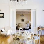 Białe meble dyskretnie podkreślają urodę dawnej architektury - parkietu, stolarki, gzymsów i sztukaterii.