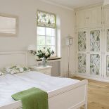 Białe meble i naturalne materiały. Styl prowansalski: biała willa nad stawem