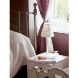 Białe meble świetnie komponują się z wrzosowymi ścianami.