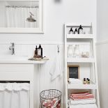 Białe mieszkanie na strychu urządzone w stylu skandynawskim.