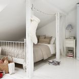 Białe mieszkanie na strychu urządzone w stylu skandynawskim.