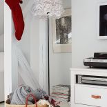 Białe mieszkanie na strychu urządzone w stylu skandynawskim.