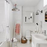 Białe mieszkanie na strychu urządzone w stylu skandynawskim.