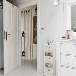 Białe mieszkanie na strychu urządzone w stylu skandynawskim.