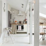 Białe mieszkanie na strychu urządzone w stylu skandynawskim.