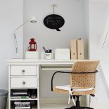 Białe mieszkanie na strychu urządzone w stylu skandynawskim.