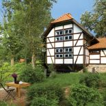 Białe mury niesamowicie komponują się z otaczającą roślinnością.