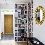 Białe ściany doskonale komponują się z dębową bieloną podłogą.