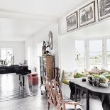 Białe ściany i podłogi w kolorze antracytu wprowadziły do wnętrza spokój.