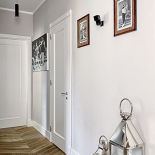 Białe ściany i sztuka. Mieszkanie zrobione na szydełku