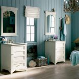 Białe szafki Ballard (8260 zł/szt.)zrobiono z litego drewna. W blacie zamontowana jest żeliwna umywalak ? 4490 zł. KOHLER