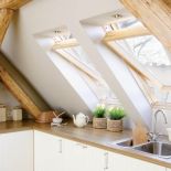 Białe szafki i drewniane blaty. Rustykalny minimalizm