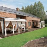 Białe tkaniny pozwalaja poczuć się jak na południu Europy.