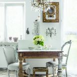 Białe tło ścian, na którym wszystko się rozgrywa, kryształowe żyrandole i kinkiety rozchmurzają wszystkie kąty.