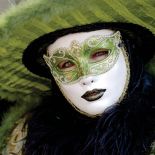 Białe volto obwedzione złotą koronką. Fot. Medium