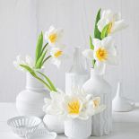 Białe wazony nie muszą być banalne.