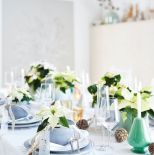 białe gwiazdy betlejemskie dekoracje stołu na święta