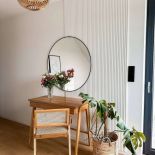 białe lamele w sypialni