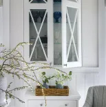 białe meble do salonu w stylu hampton