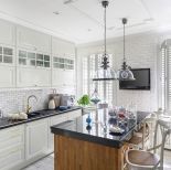 biała kuchnia z czarnym blatem