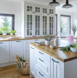 biała kuchnia z drewnianymi blatami