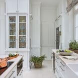 biała kuchnia z wyspą w stylu klasycznym