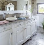 białe szafki łazienkowe shabby chic