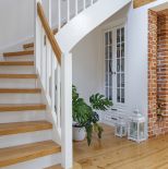 białe wnętrza z drewnem