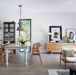 białe wnętrza z drewnem i z czarnymi dodatkami