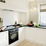 Biało-czarna elegancja. Mieszkanie w kolorach morza