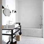 Biało-czarna mozaika w łazience i przedpokoju nawiązuje do przedwojennych warszawskich posadzek.