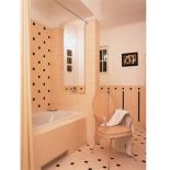 Biało- czarne płytki nawiązują do art deco.