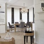 Biało-czarno-szare kolory, konsekwetnie utrzymane w całym domu, wprowadzaja klimat wysublimowanej elegancji.