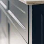 Niebieskie frezowane szafki kuchenne