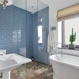 Joanna woli wzorzyste tapety od betonowych ścian. Domy z duszą od tych supermodnych. A jednak często słyszy głosy: Wow,