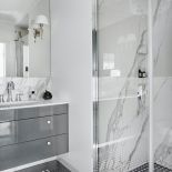 biało szaro czarna łazienka