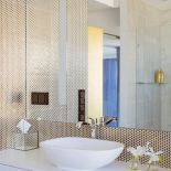 Takie widoki zobowiązują. Nowoczesny, luksusowy apartament został więc urządzony tak, żeby nic ich nie zasłaniało. Nawet