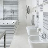 Biały i pasiasty marmur architektka znalazła w firmie Marfix.