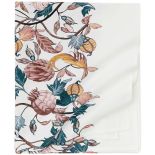 biały obrus w kwiaty