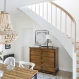 Jak urządzić przytulny dom: aranżacja pastelowego salonu i werandy