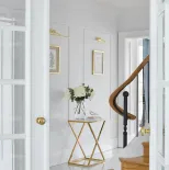 biały hol ze złotymi dodatkami
