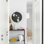 biały przedpokój w stylu skandynawskim