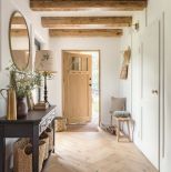 biały przedpokój z drewnem